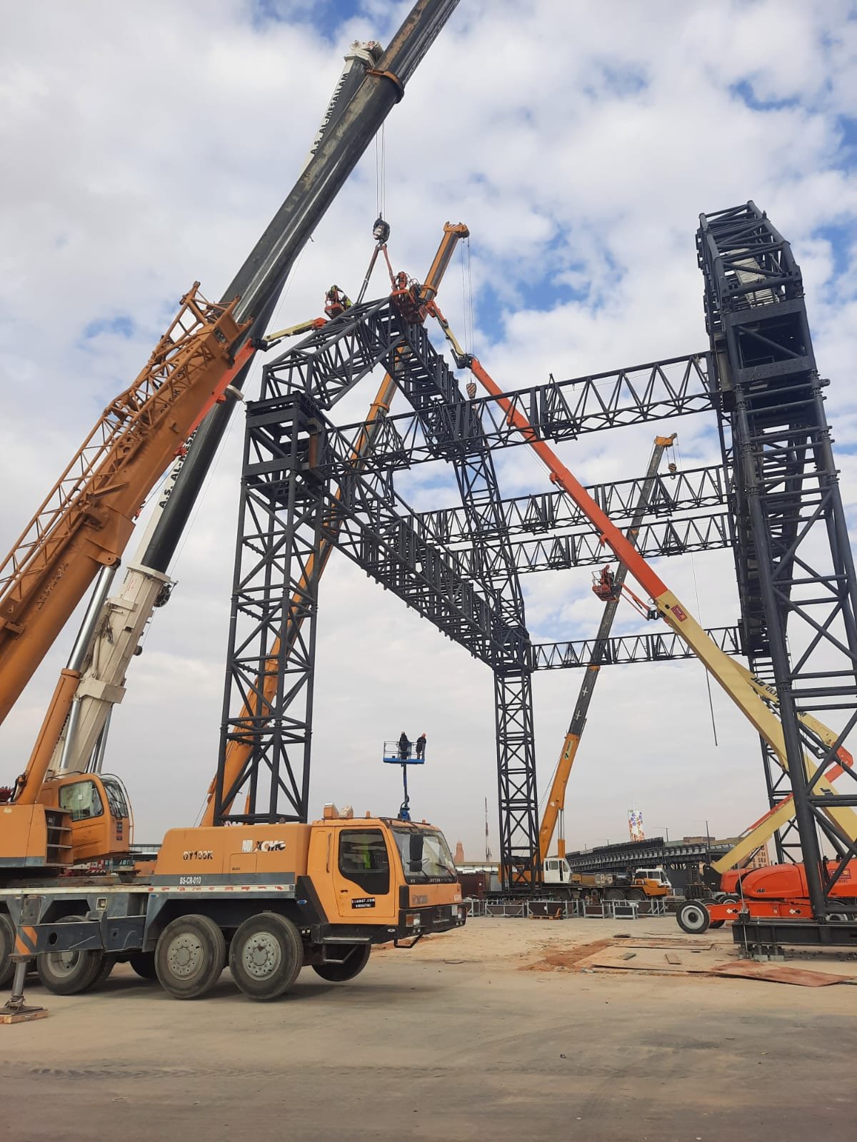 خدمات السقالات المخصصة للمشاريع الإنشائية الدولية والشركات الصينية