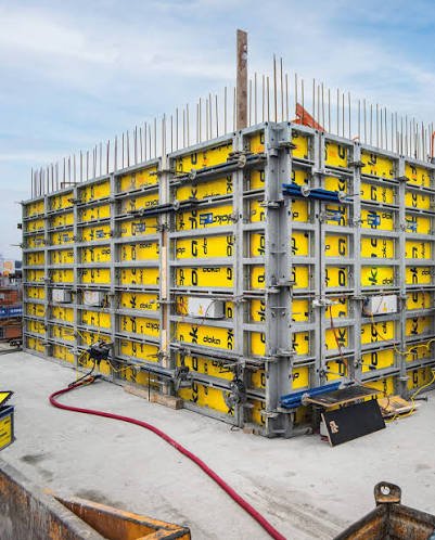 خدمات التصميم الهندسي الاحترافي للسقالات وأنظمة القوالب (Formwork)